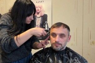 Волонтерки Луцька майстерно створюють козацькі стрижки для сучасних героїв (Відео)