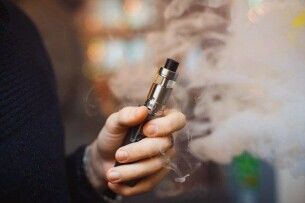 На Волині школяр курив «електронку» в ліцеї: судили його матір