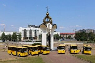 Нові шкільні автобуси для шести громад Волині