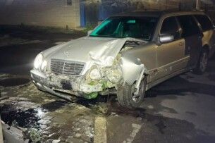 У Луцьку водій протаранив електроопору та вирішив «зняти стрес» алкоголем