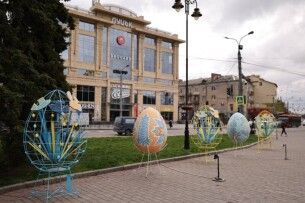 У Луцьку розгорнули Великодні мистецькі локації: що вони символізують (Фото)