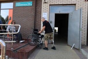 Хода без бар’єрів знову засвідчила: в обласному центрі Волині особам у кріслах колісних пересуватися непросто
