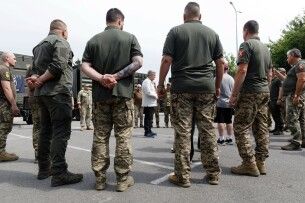 Порошенко передав у війська прально-душові комплекси, - загалом вже виготовили 350 одиниць