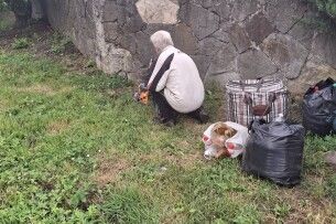 Розпалив багаття у центрі: на Волині «на гарячому» спіймали палія пластику (Фото)