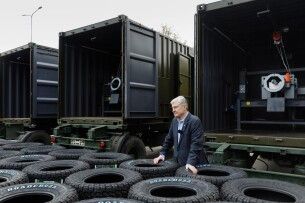 Петро Порошенко передав у підрозділи ЗСУ техніку для шиномонтажу, шини та зарядні станції