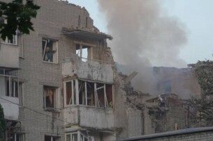 У Львові люди допомагають розбирати завали після ракетного удару по багатоповерхівці  