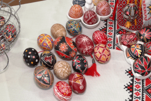 Від «сосонки» до «безкінечника»: як лучанка створює великодні яйця за давніми зразками