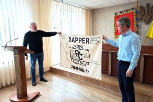 Волинський військовий передав рідному місту прапор із написами захисників