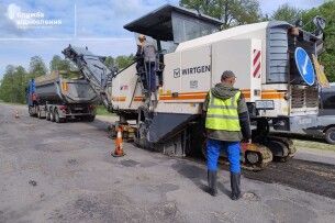 Ліквідовують вибоїни, косять узбіччя: дорожники працюють на ключових автошляхах Волині