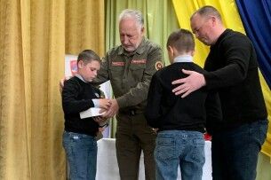 У громаді на Волині дітям загиблих Захисників вручили обереги