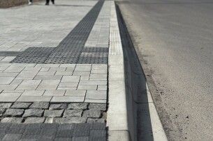 У Луцьку з’явилася перша зупинка з кассельським бордюром