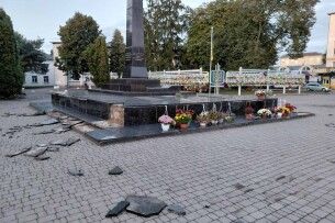 У місті на Волині вандали пошкодили пам'ятку історії та знищили клумби