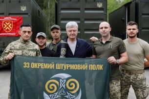 Порошенко передав у війська партію прально-душових комплексів, загалом на фронті їх вже 350