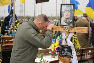 Фоторепортаж: командир 100 ОМБр прийшов вклонитися загиблим Героям з Волині 