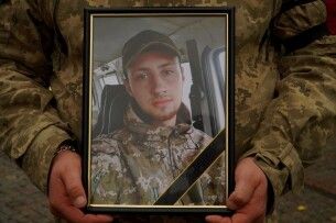 Пішов на фронт у 18: Володимир попрощався зі своїм молодими Захисником Ігорем Новицьким