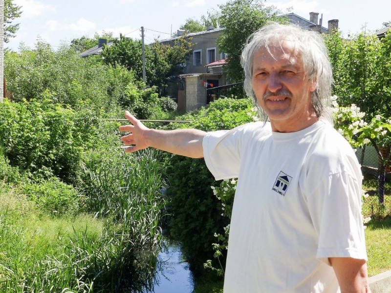 Микола Гаврилюк показує на місце, де садив квіти.