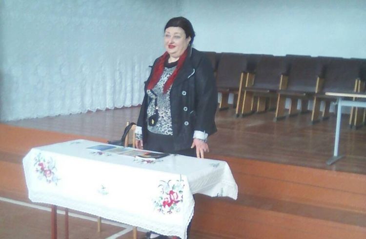 Лариса Волошенюк друкує під псевдонімом Леся Блаватовська.
