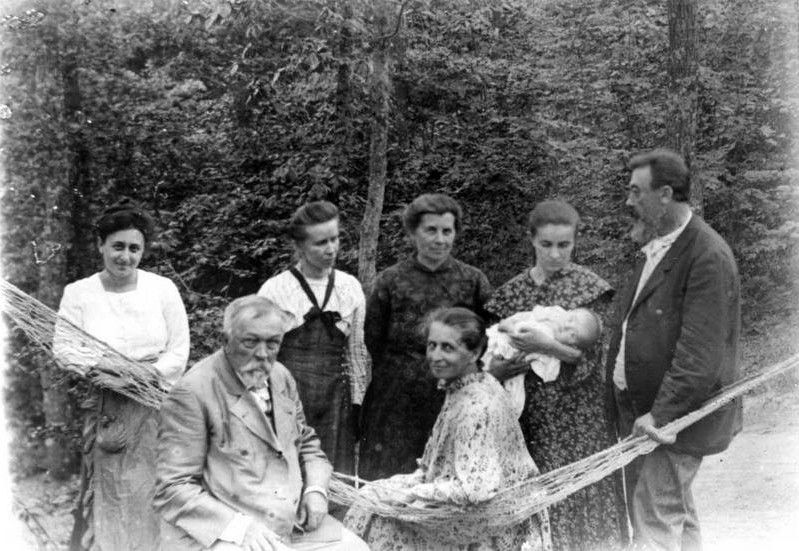 Петро Косач (сидить у передньому ряду) у колі близьких. Леся Українка стоїть одразу за ним, ліворуч від неї – Олена Пчілка.