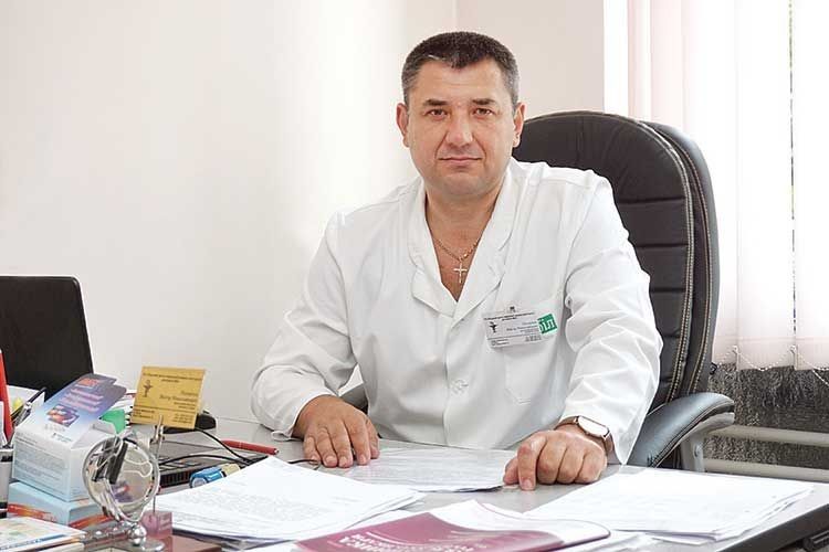 Виконувач обов’язків головного лікаря Луцького ЦПМСД № 2 Віктор Пахарчук радить не зволікати з вибором.