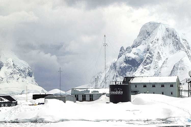 Збудована в минулому столітті британцями полярна станція і нині служить науці.