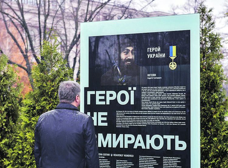 Петро Порошенко біля стенду пам’яті Сергія Нігояна.
