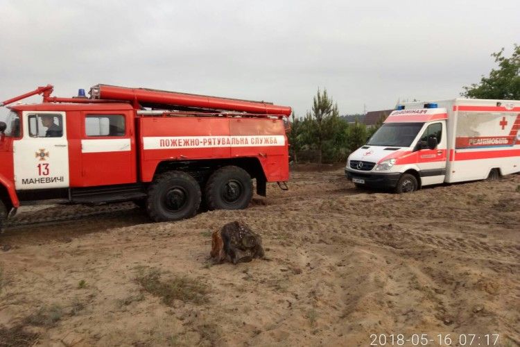 Рятувальники діставали швидку, яка загрузла у піску