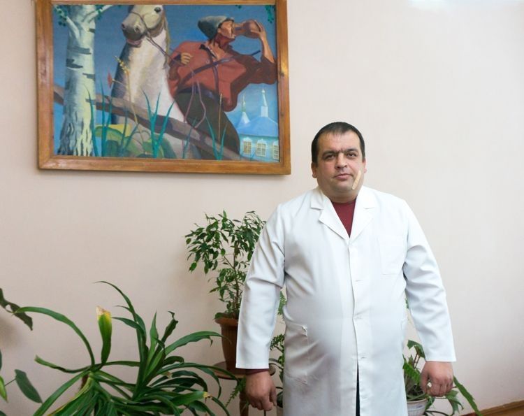 Анатолій Приходько похвалився картиною, яку подарував амбулаторії місцевий художник — вдячний пацієнт.