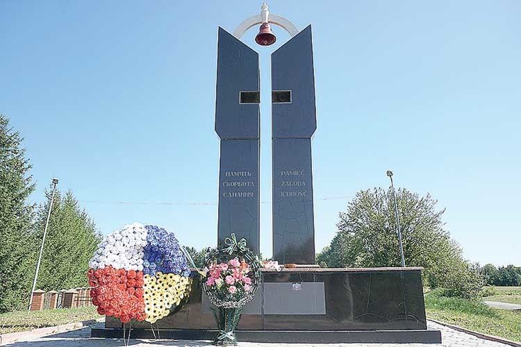 Працівники комунального господарства впорядковують і територію меморіалу пам’яті жертв  польсько-української трагедії.