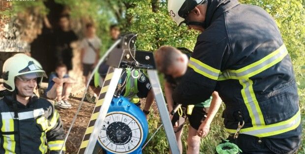На Волині показали відео, як витягують з колодязя юнака