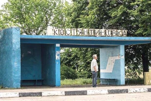 Блискавка атакувала трьох чоловіків на автобусній зупинці