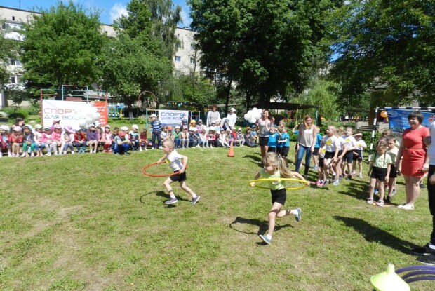 Луцькі дошкільнята садили картоплю, тягали мішки та малювали на асфальті (фото)