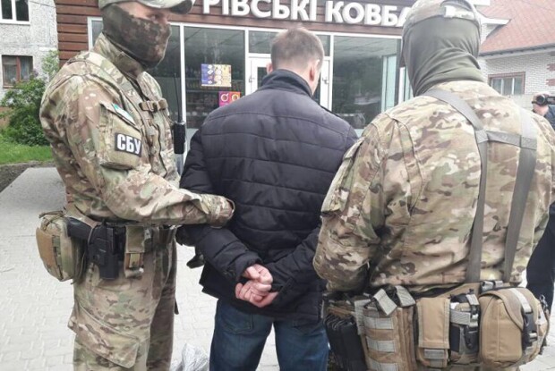 Викрили капітана поліції, який «кришував» повій (фото)