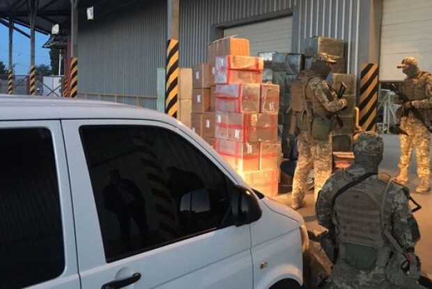 Контрабандні цигарки надсилали поштою (відео)