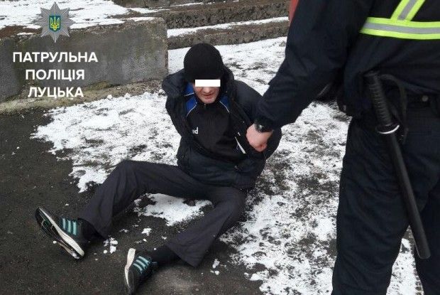 У Луцьку п’янюга пішов з ножем на матір і на патрульних (фото)