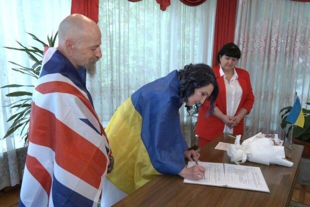 Кохання під час війни: волонтер з Англії одружився з українкою