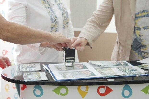 Сьогодні волинські філателісти полюють за марками до 150-річчя Лесі Українки (Доповнено, фото, відео)