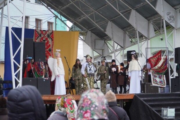 Кутею пригощали, грошей на ЗСУ наколядували: у волинському місті відбулося дійство «Три празники в гості» (Фото)