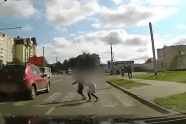 У Луцьку водій промчав на швидкості, не пропустивши пішоходів (Відео)