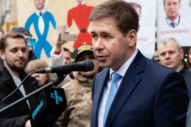 Адвокат Новіков: коли Голова НБУ після розмови в Офісі президента звільняється – це і є незаконне «схиляння»