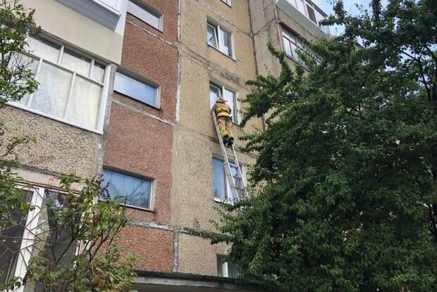 У місті на Рівненщині онук змусив бабусю викликати рятувальників