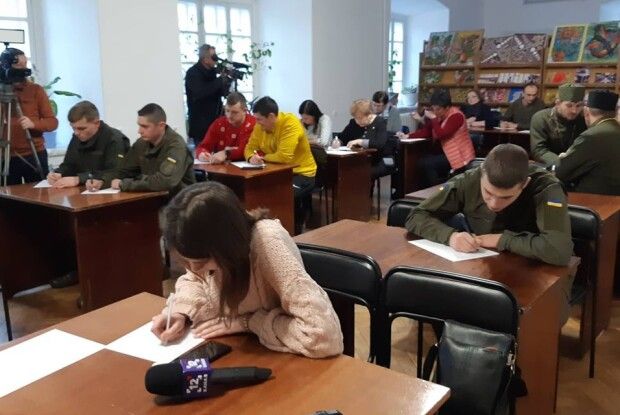 Волинські капелани та нацгвардійці написали листи бранцю Віталію Марківу (Фото)