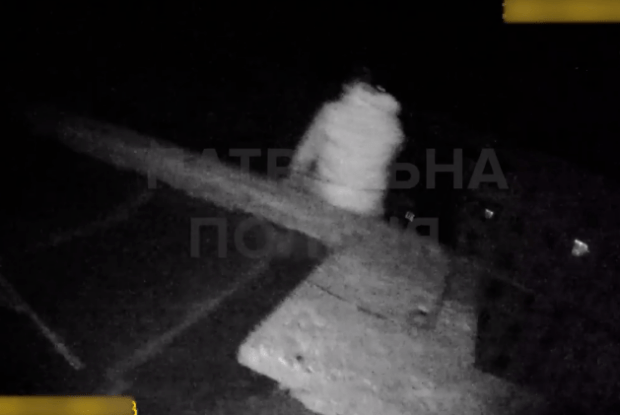 Волинські патрульні врятували чоловіка, який хотів стрибнути з даху: момент потрапив на камеру (Відео)
