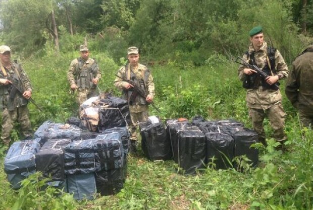 На Волині підліток хотів переправити через Буг 38 ящиків сигарет (фото, відео)