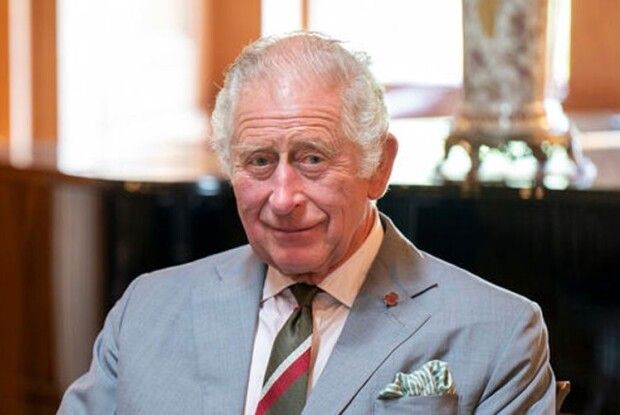 Карл ІІІ пожалів птахів, бо... обнімається з деревами! (Фото)