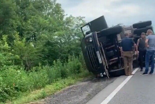 На виїзді з Нововолинська перекинулась вантажівка (Фото, відео)