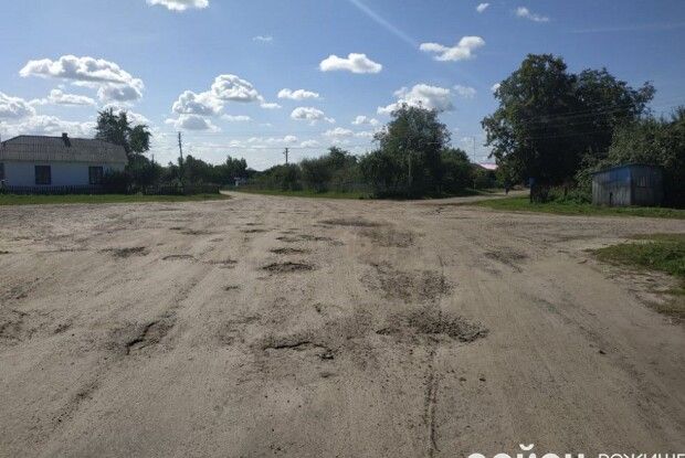 Один магазин на три села, бо підприємці не хочуть возити товар розбитими дорогами (фото)