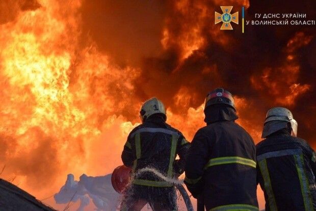 Наслідки ракетного обстрілу нафтобази у Луцьку (Фото)