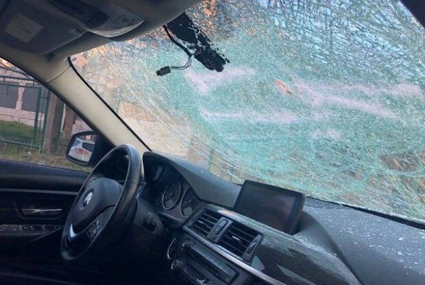 ️У Струмівці біля Луцька чоловіки побили службове авто групи оповіщення (Відео)