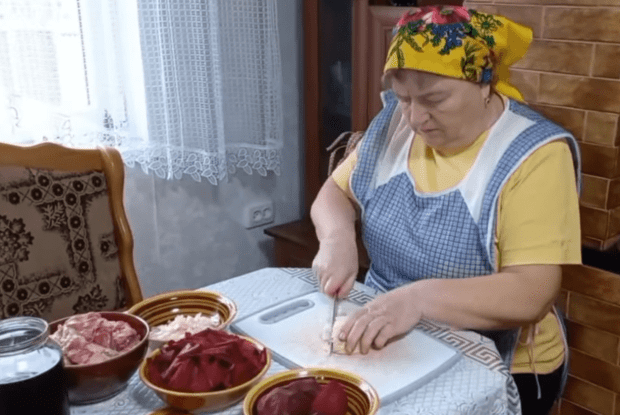 Волинянка розповіла, як приготувати рідкісну старовинну страву – чорний борщ (Відео)
