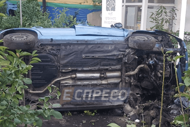 У Києві водій спричинив смертельну ДТП і заснув серед туй у садовому центрі, в який влетіла його автівка